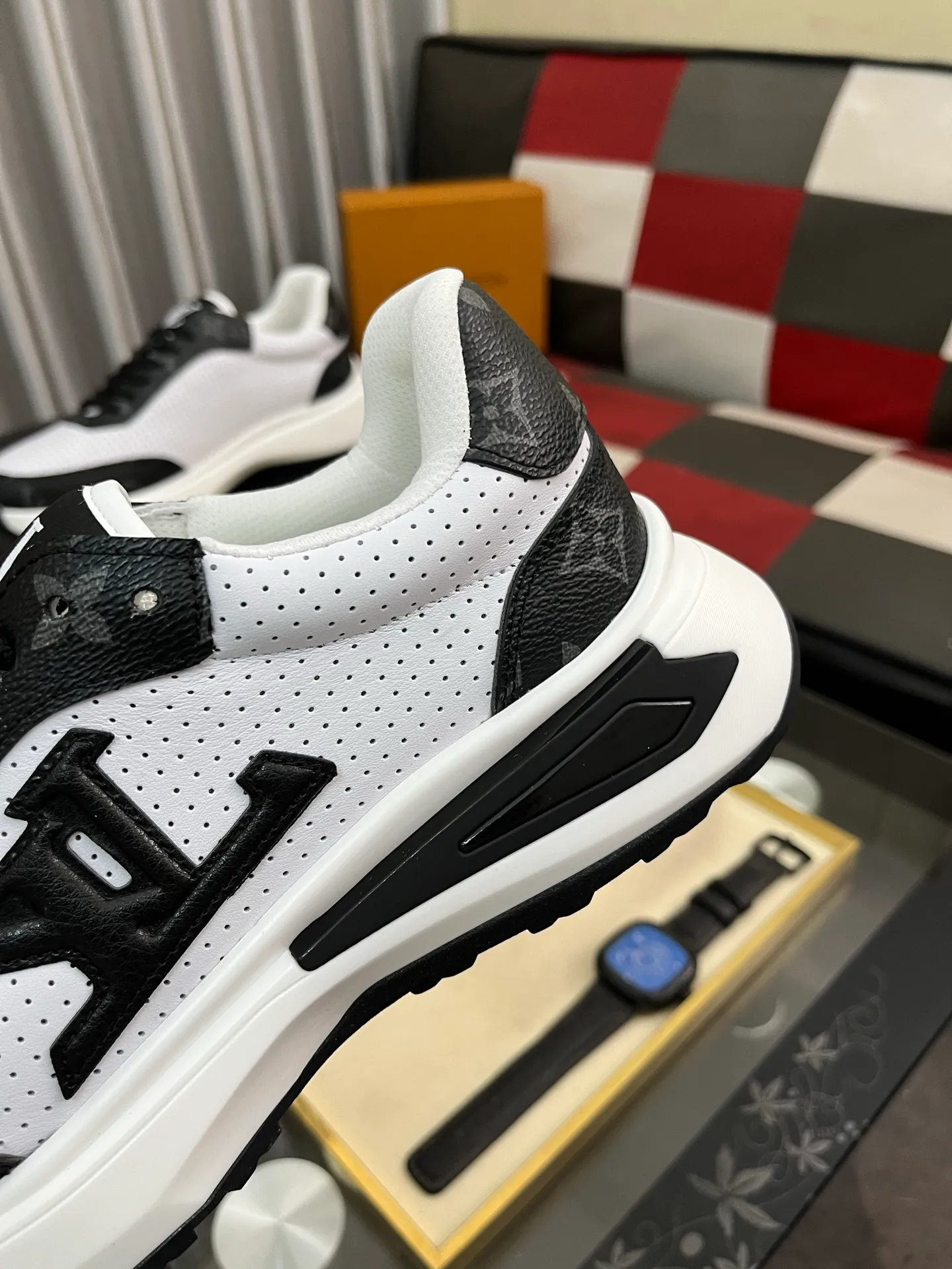 Men's shoes 💰458⌚️⌚️【LOUlS VUlTTON】Louis Vuitton ~ unique and casual style. LV counter purchasing 🏃casual shoes😍😍 Men's 2022 counters are on sale simultaneously, Italian imported brands select first-layer Italian cowhide. 🐑Sheepskin lining (refuses to discolor and rub feet) Sole: Original sole specially provided by the original factory 🎬Better in kind Size number: 38-443️⃣Colors available